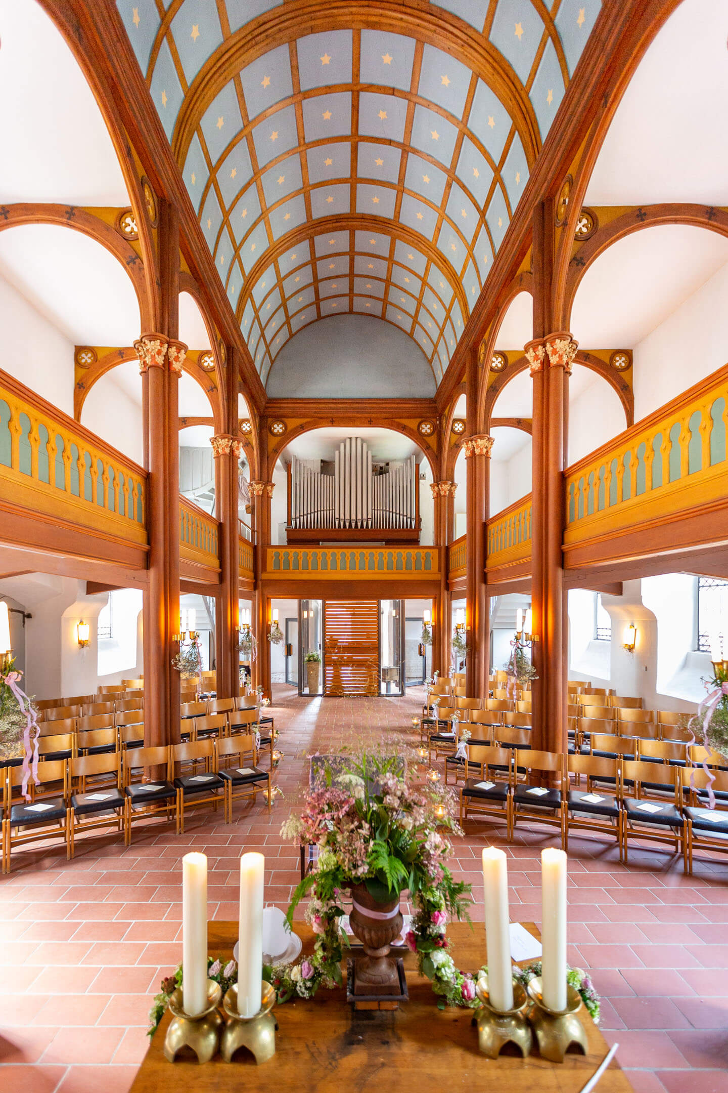 Altar mit Blick in die Kirche in Brunstorf