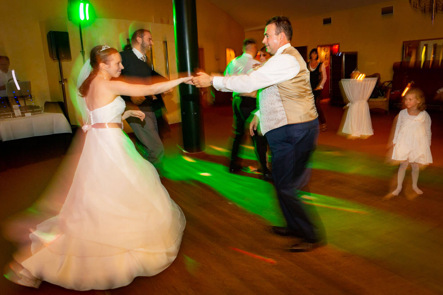 Hochzeitspaar tanzt mit Schwung