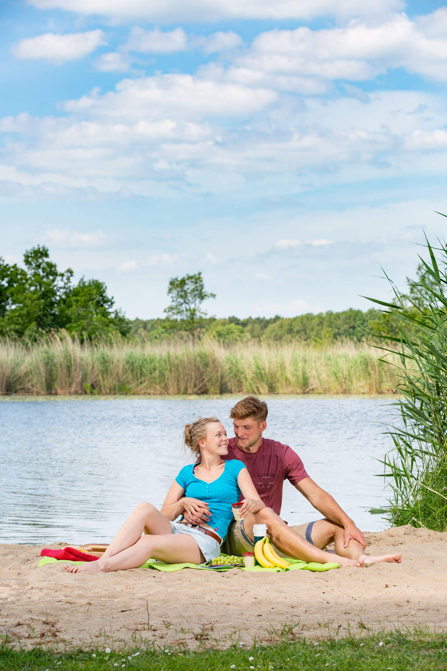 Junges Paar am Ufer der Spree. Fotograf: Florian Läufer