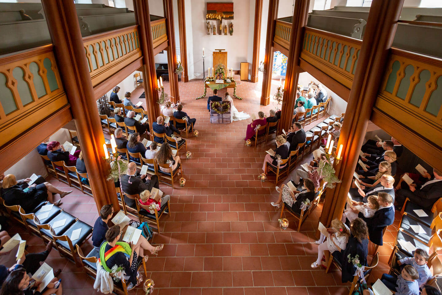 Hohe Perspektive von Hochzeitsfotograf Florian Läufer in der Elisabeth Kirche in Brunstorf