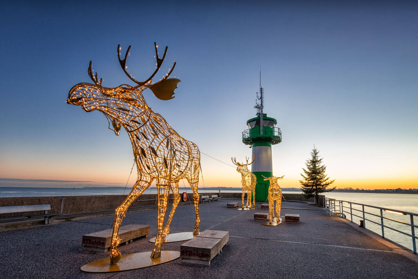 Beleuchtete Elche auf der Mole in Travemünde