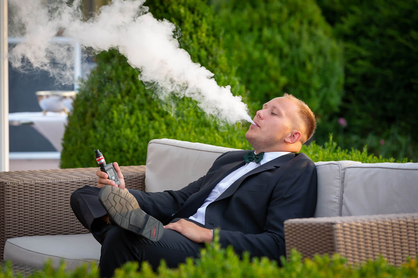 Hochzeitsgast beim Rauchen einer E-Zigarette