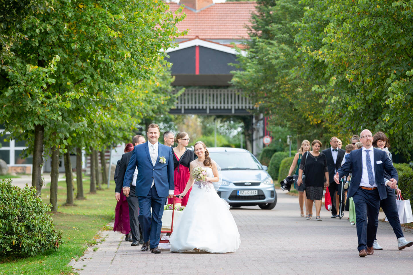 Hochzeitsgesellschaft auf dem Weg in den Golf & Countryclub Brunstorf