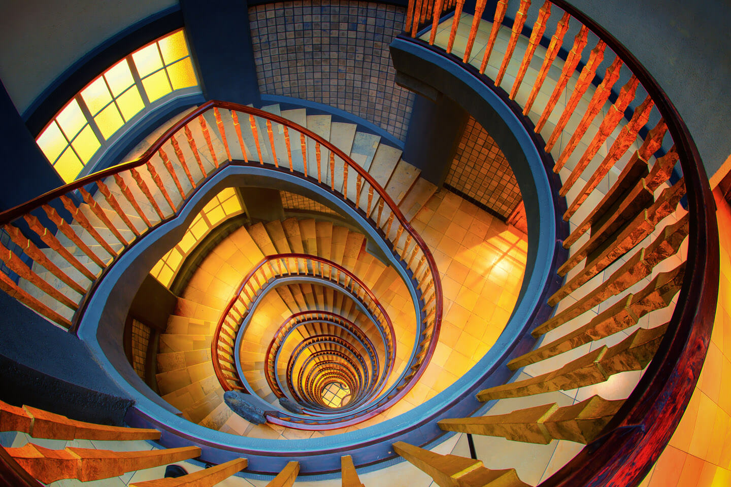 Hamburgs schönste Treppenhäuser - hier der Blick vom obersten Stockwerk im Ballin Haus