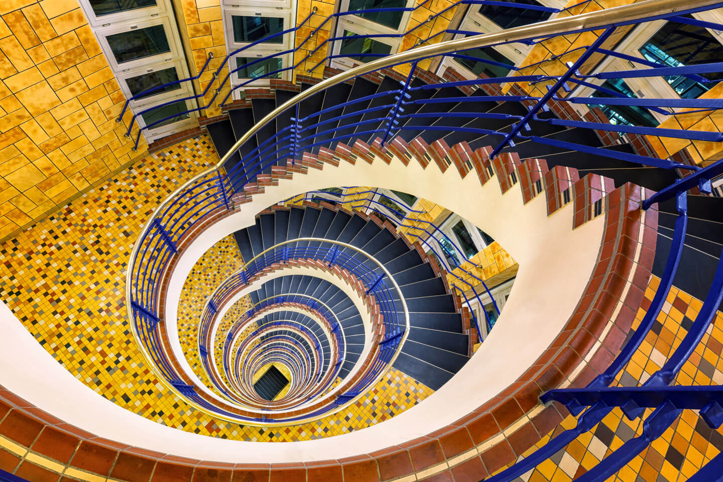 Das Treppenhaus im Brahms Kontor besticht durch seine Farben