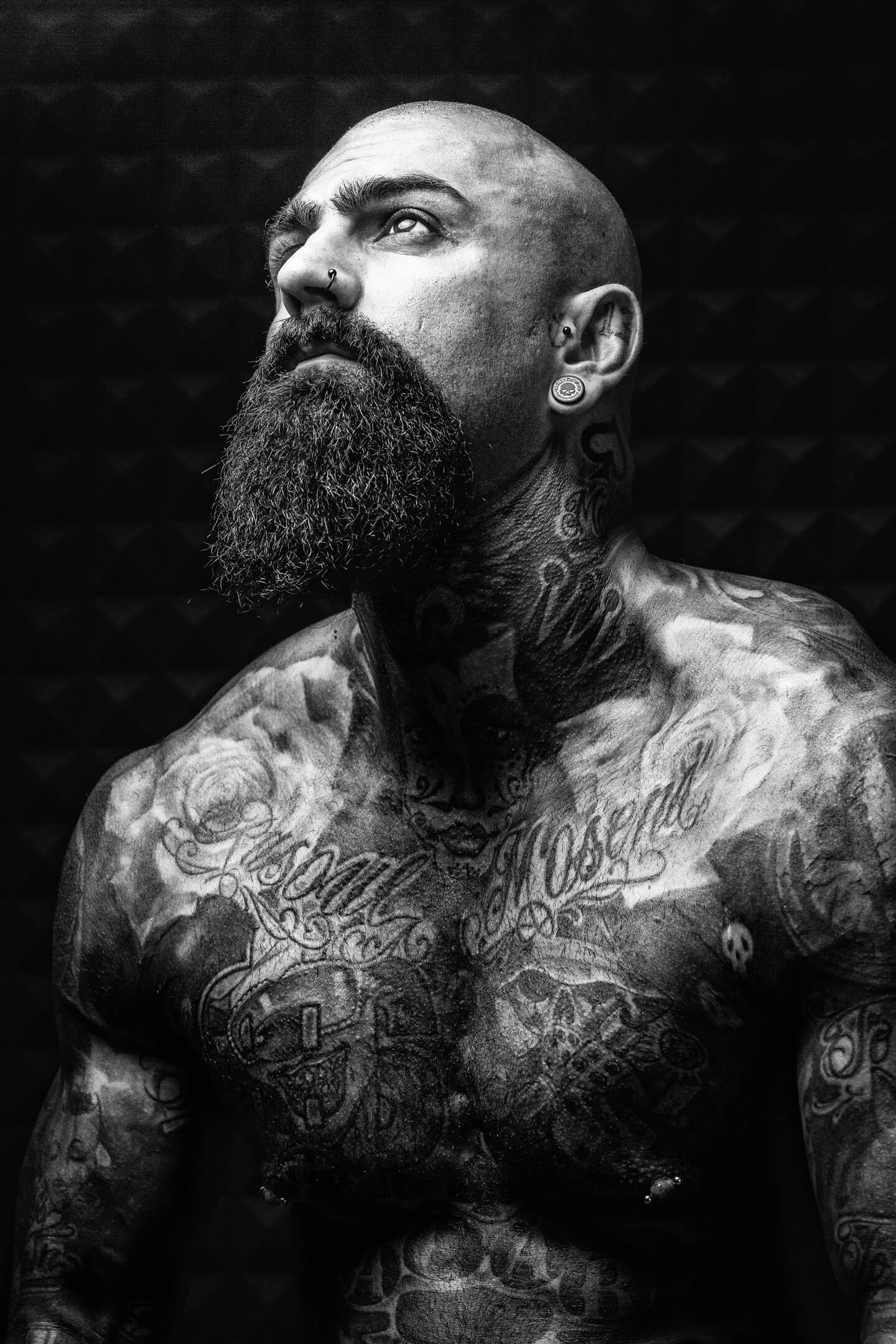 Ausdrucksstarkes Portrait von tätowiertem Mann