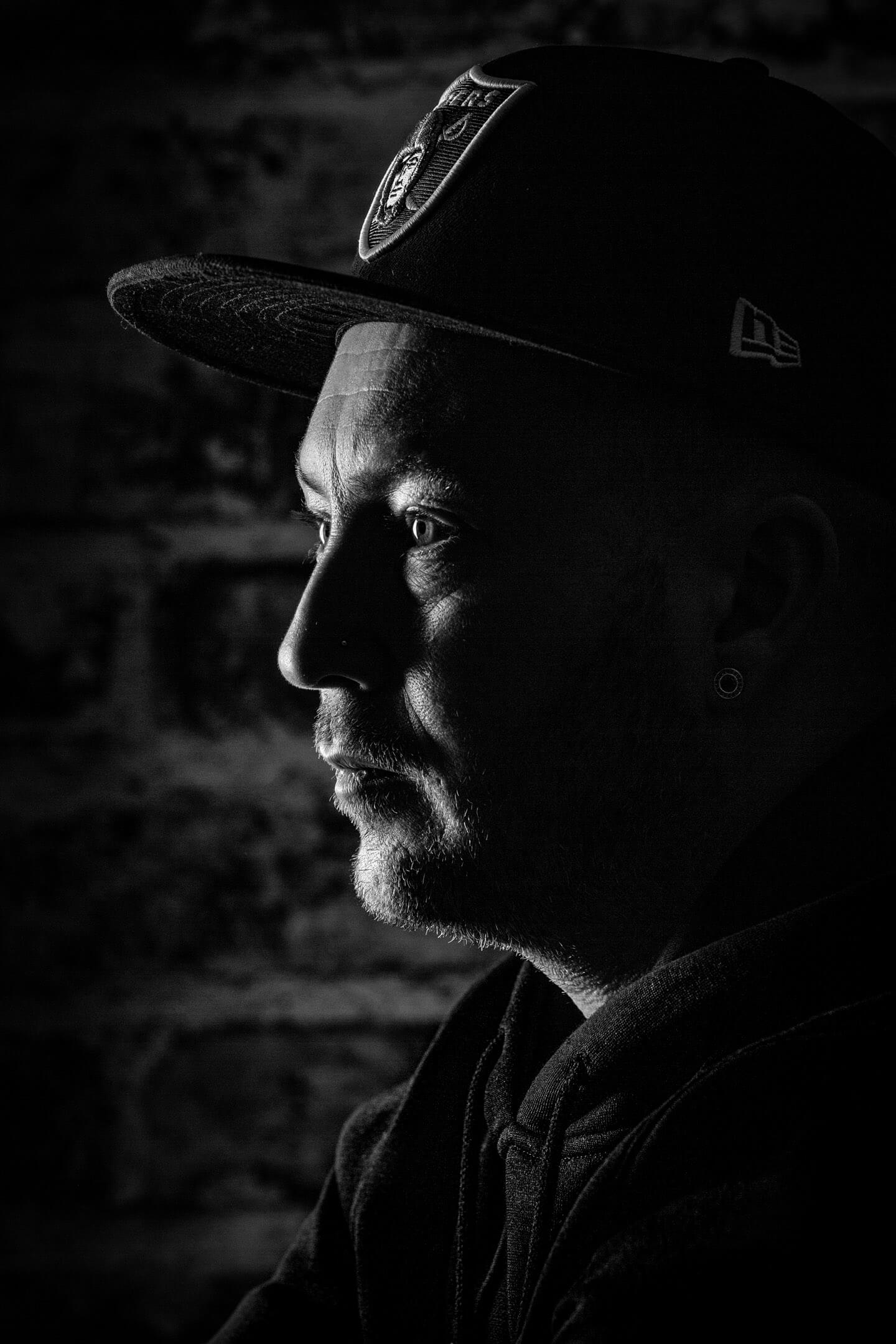 Profilfoto in Schwarzweiß von jungem Mann