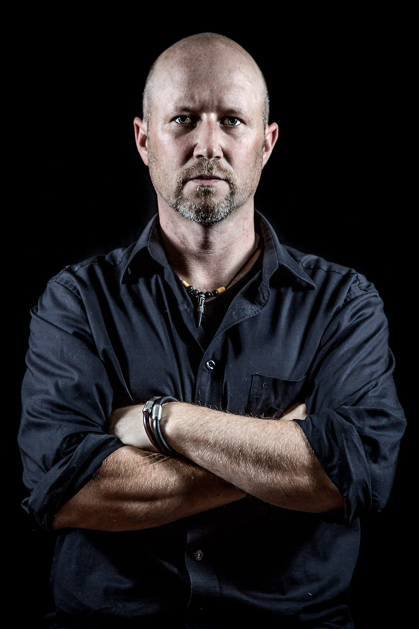 Dusteres Männerportrait mit schwarzer Leinwand