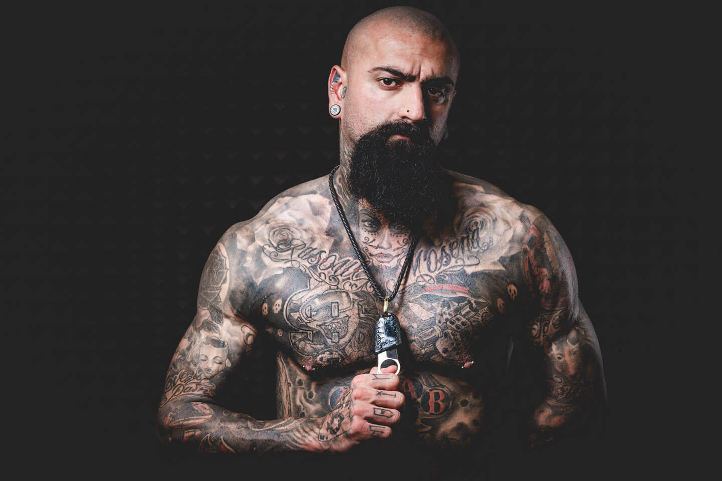 Dusteres Portrait von vollständig tätowiertem Mann mit Glatze
