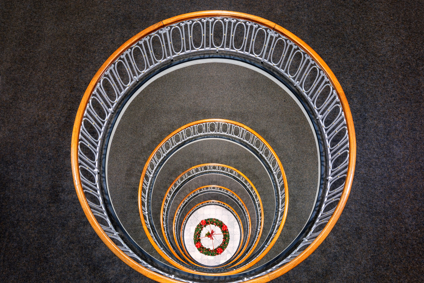 Das Treppenhaus im Esplanadebau mit Adventskranz