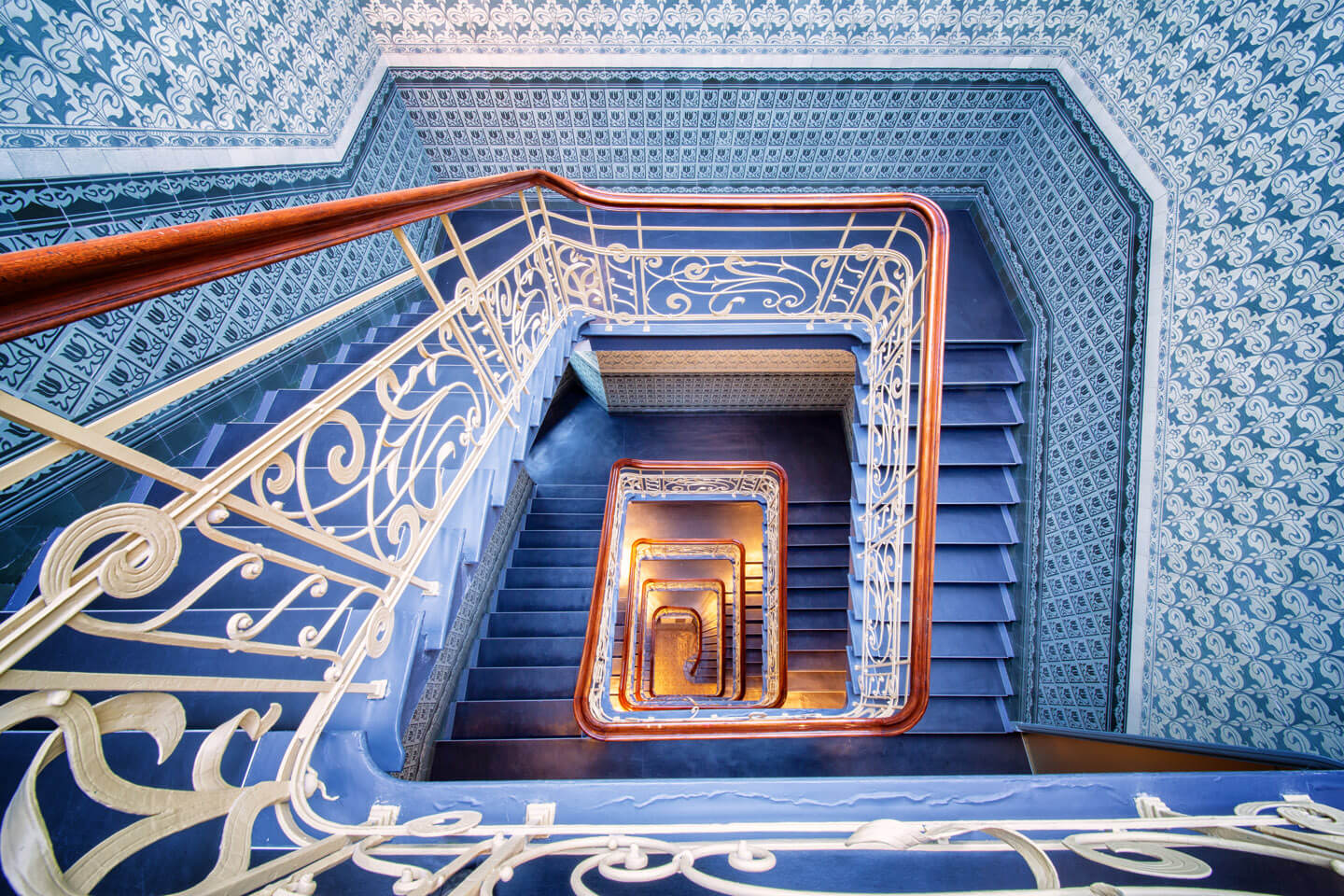 Hamburgs schönste Treppenhäuser. Die Blautöne und das warme Braun des Geländers passen perfekt zusammen