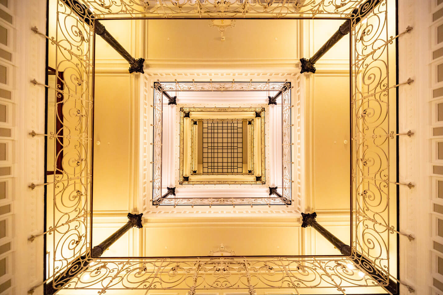 Blick von unten nach oben im Laeiszhof