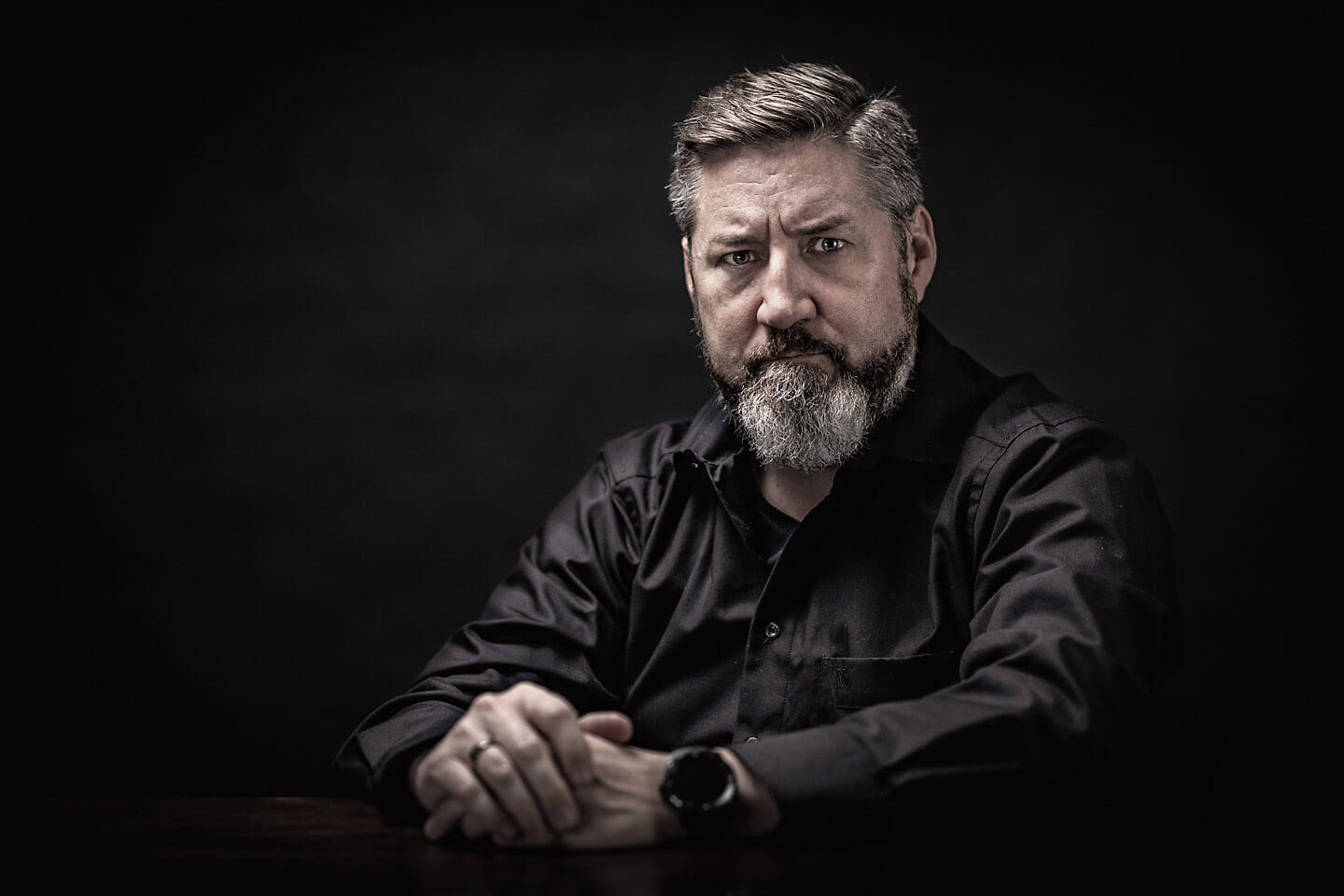 Lowlight Portrait von bärtigem Mann