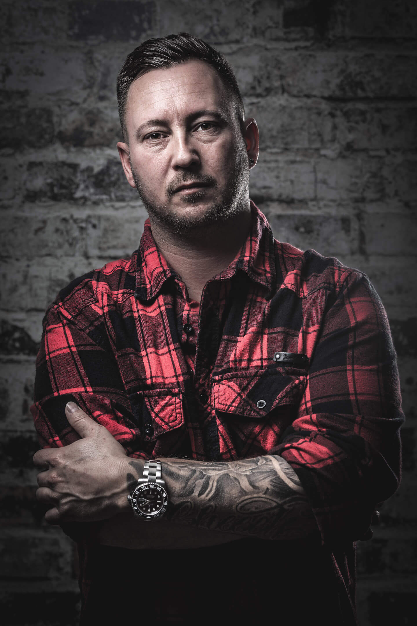 Portrait Biker in rotkariertem Hemd