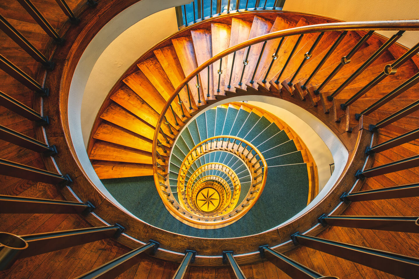 Treppenhaus im Bürogebäude in der Hoheluftchaussee in Hamburg