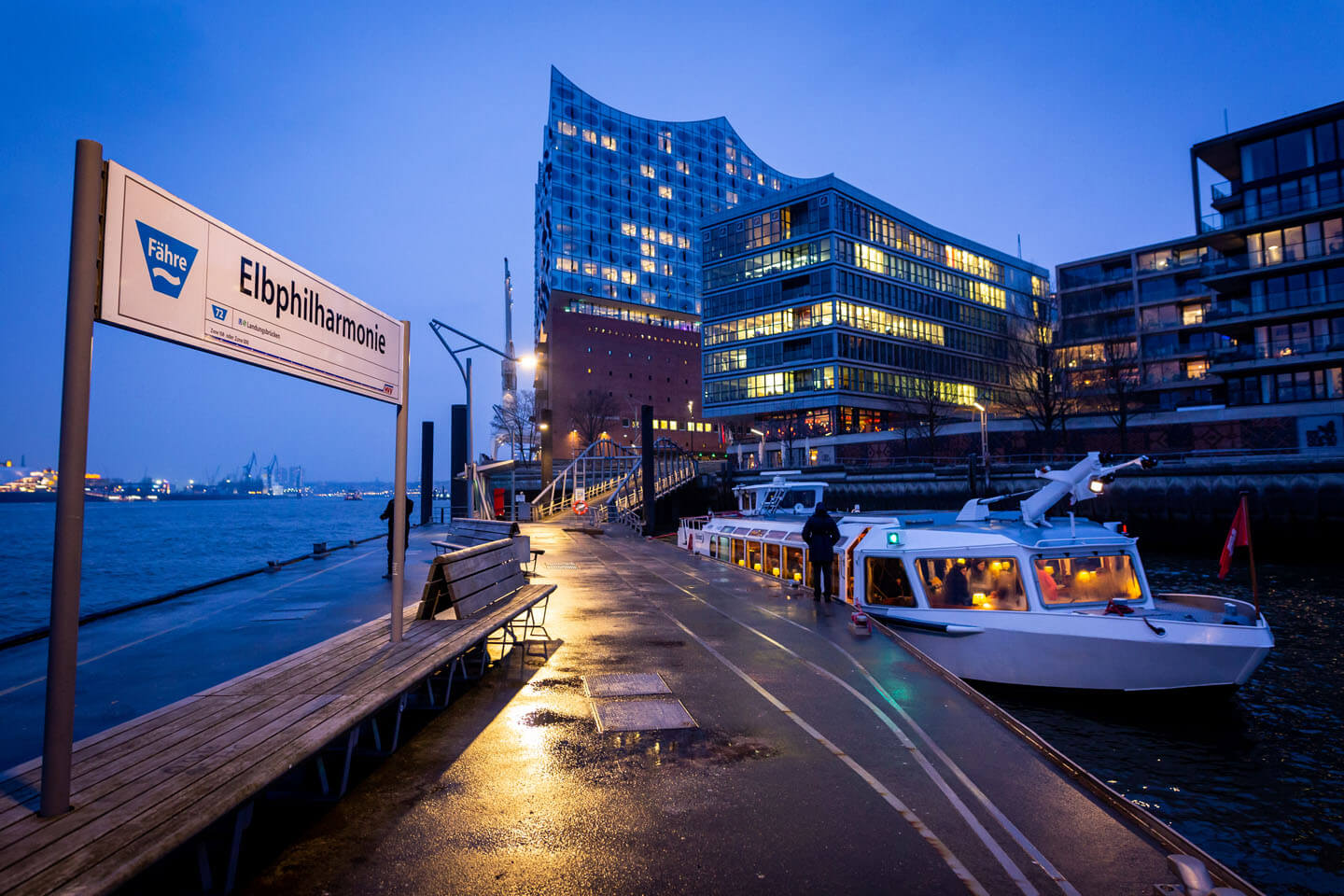 Anleger Elbphilharmonie mit Barkasse einer Hochzeitsgesellschaft