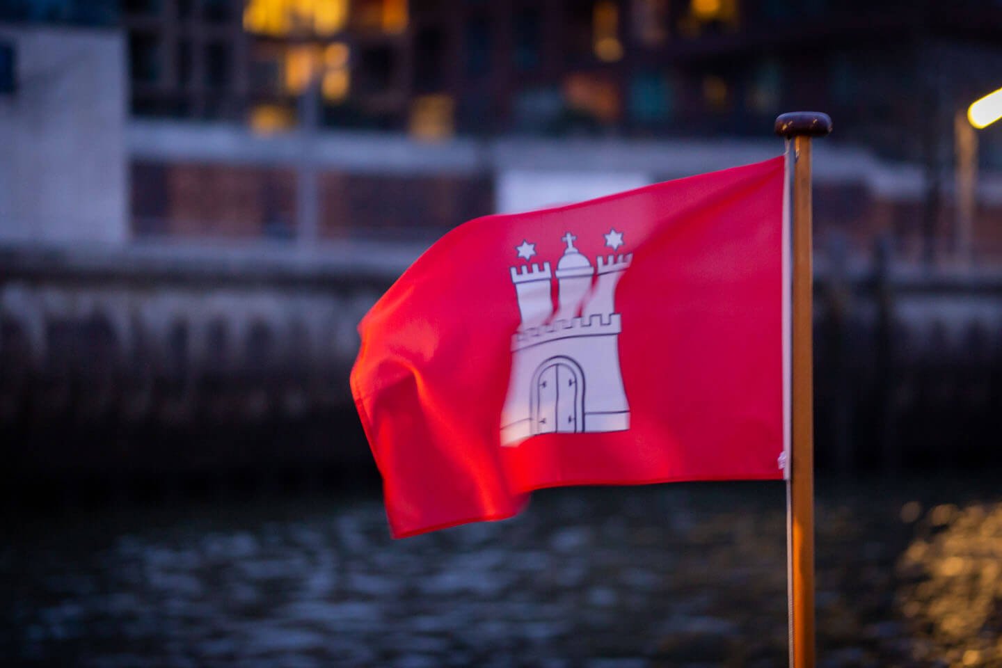 Hamburgflagge mit Wappen an Bord einer Barkasse