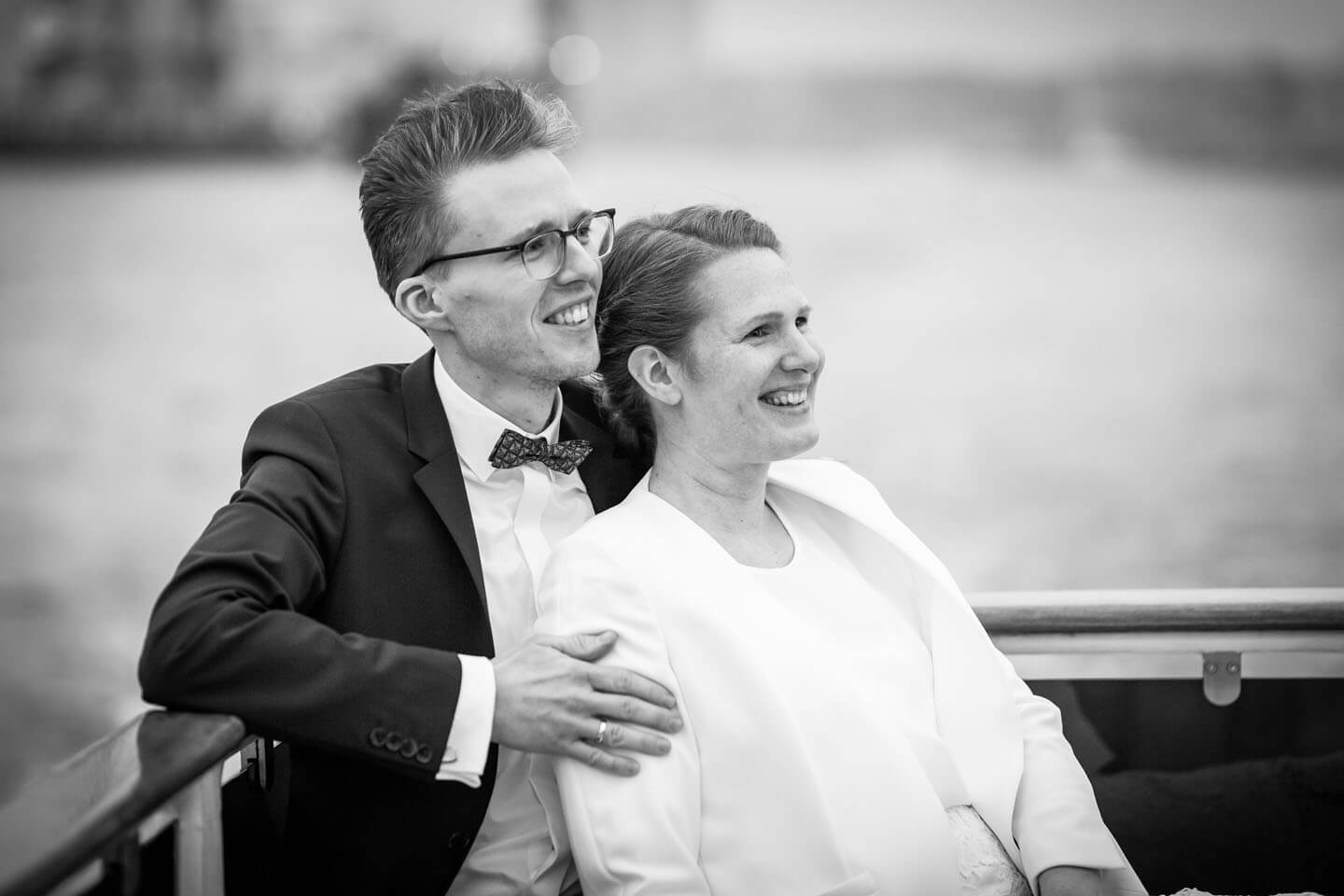 Brautpaar an Bord einer Barkasse im Hamburger Hafen