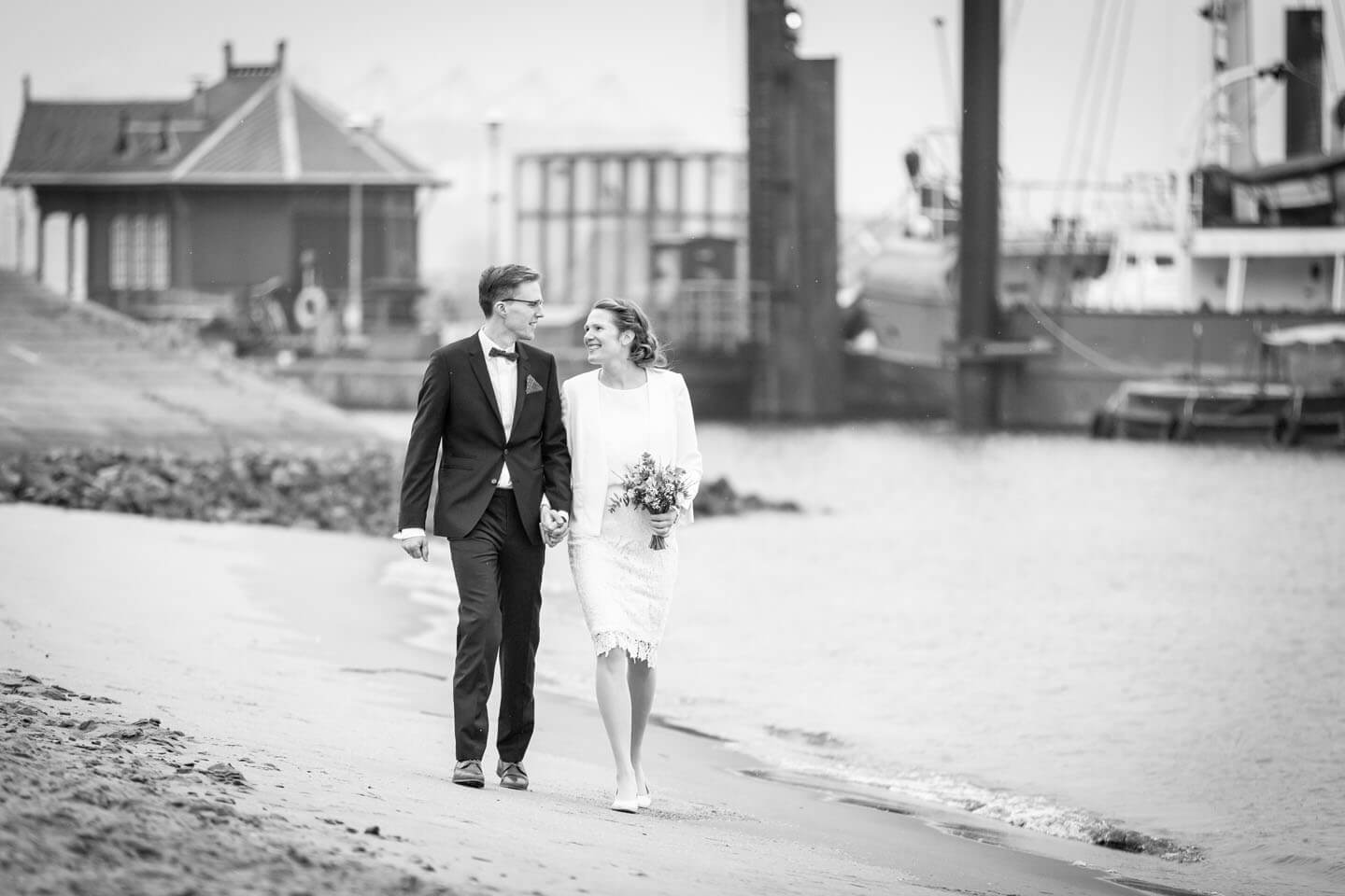 Hochzeitsfotos im Winter am Elbstrand in Hamburg