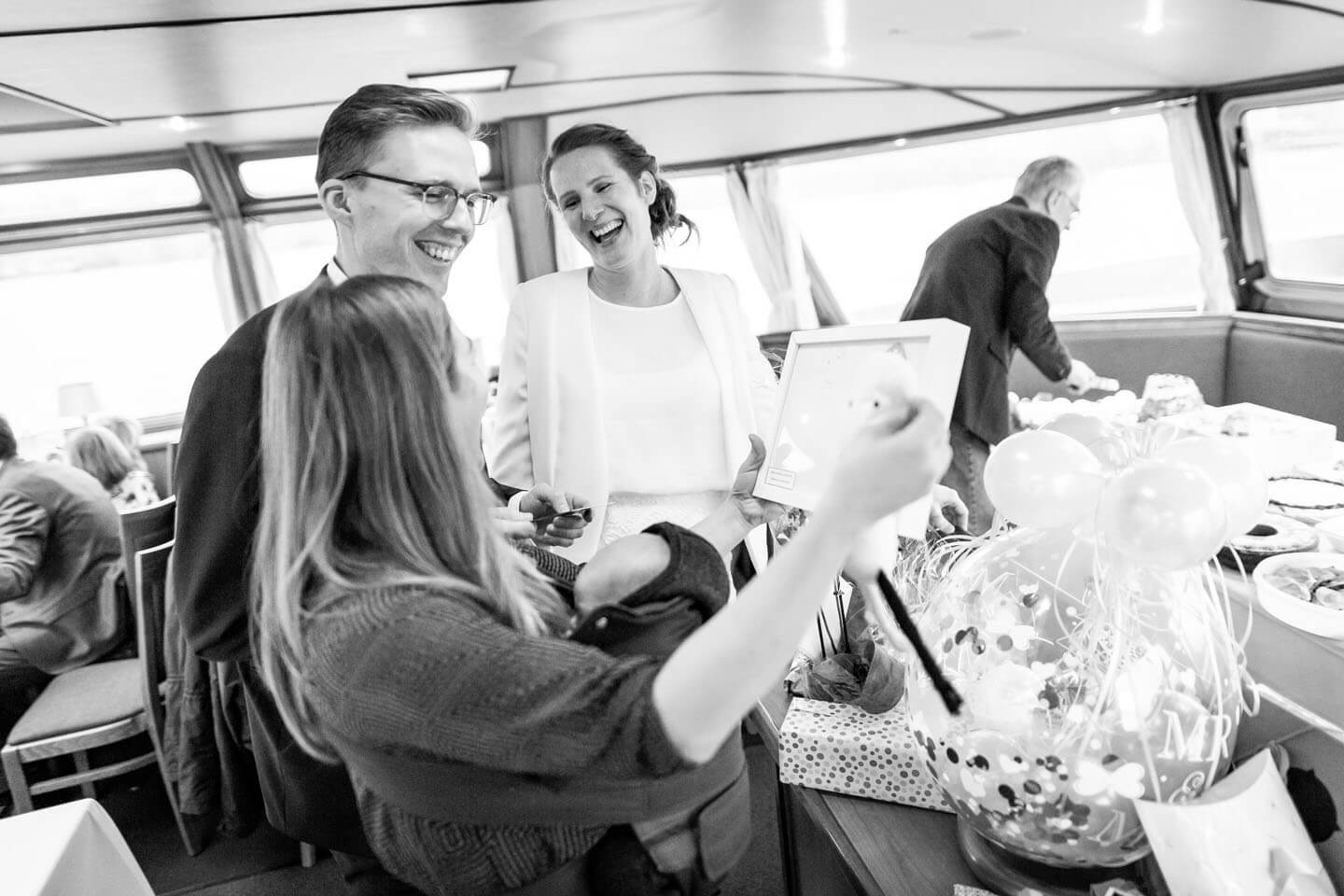 Geschenküberreichung an das Hochzeitspaar