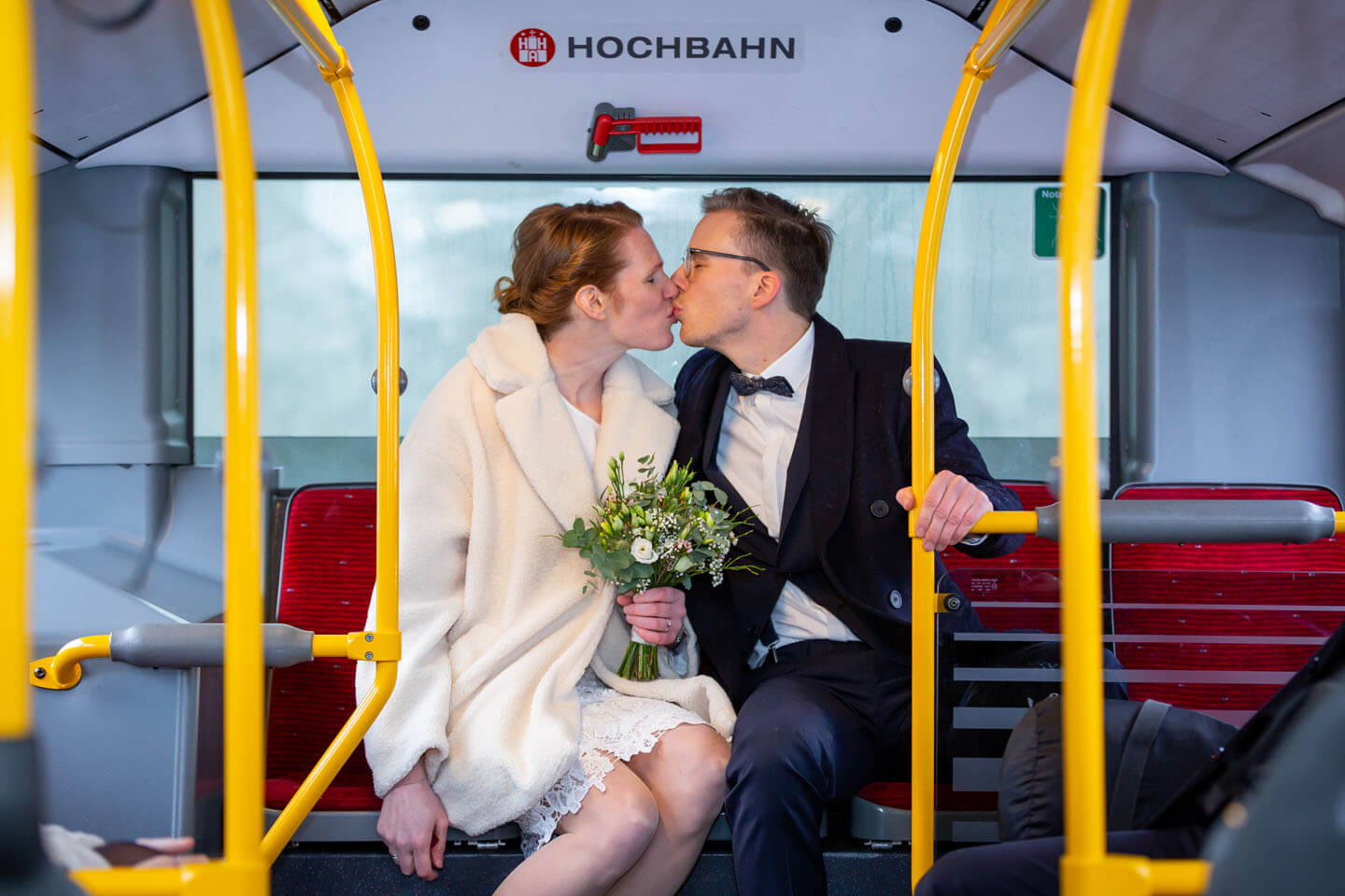 Im HVV-Bus zur Hochzeit
