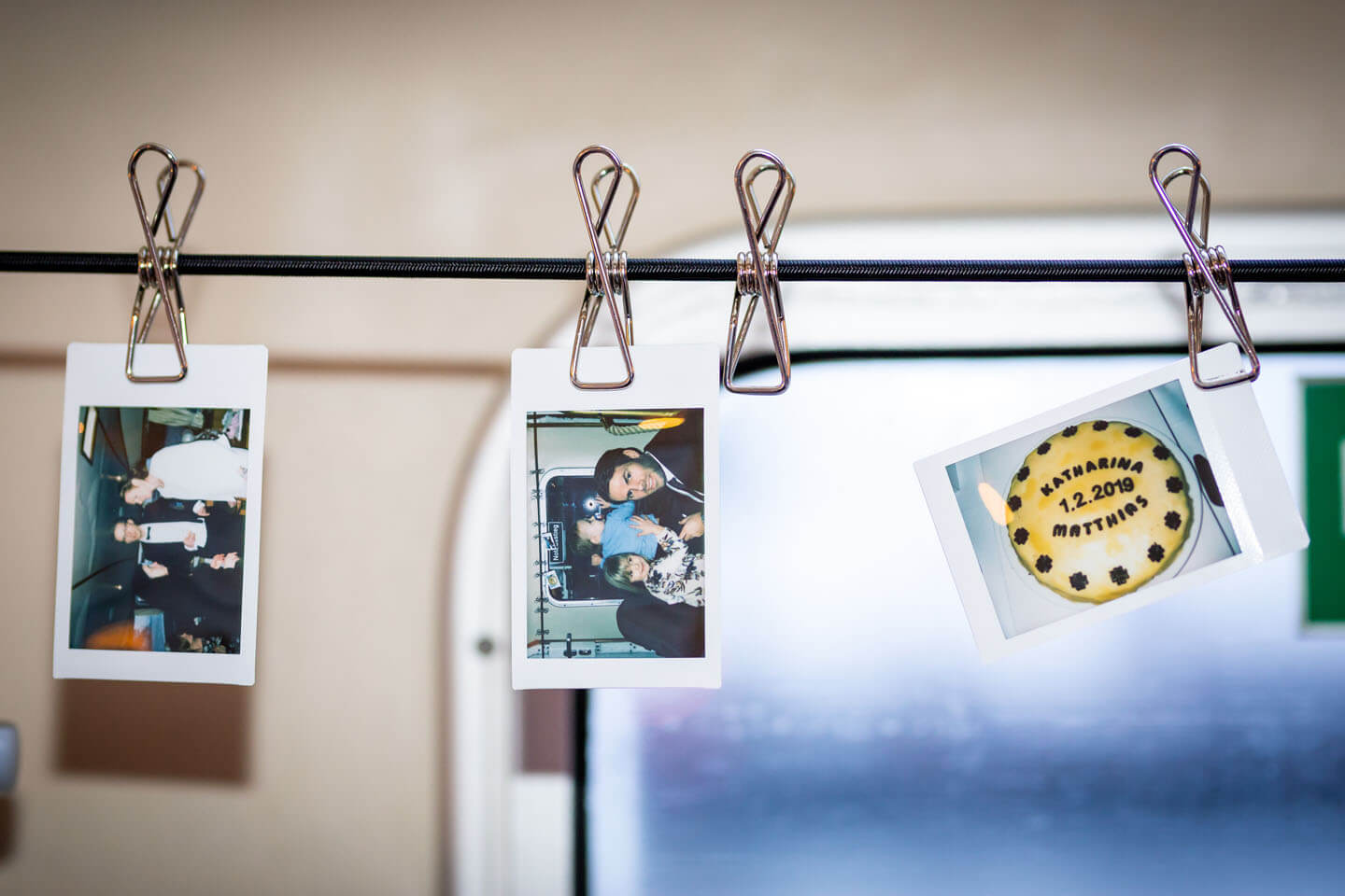 Polaroidbilder einer Hochzeitsfeier