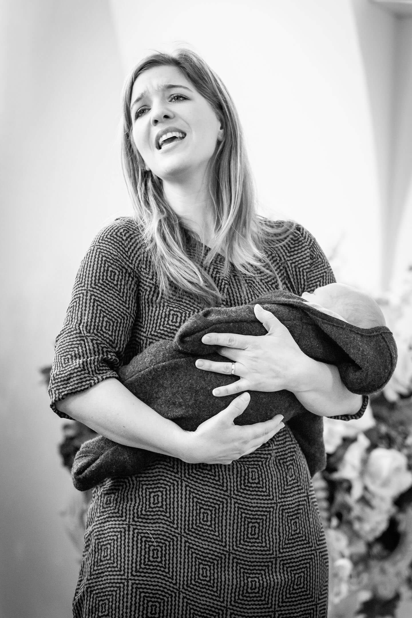 Sängerin mit Baby im Standesamt Altona