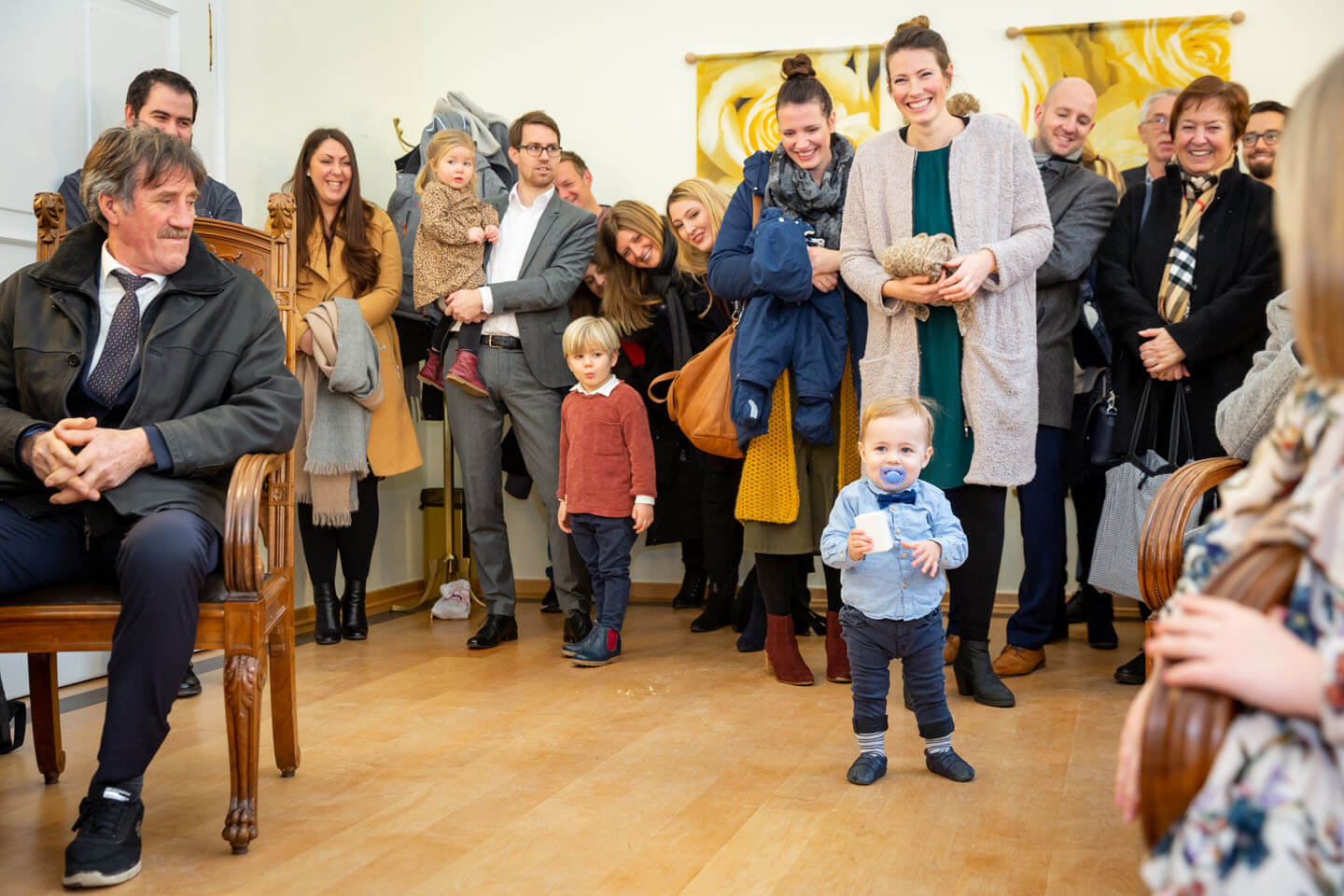 Kleinkind überreicht Trauringe bei einer Hochzeit in Altona