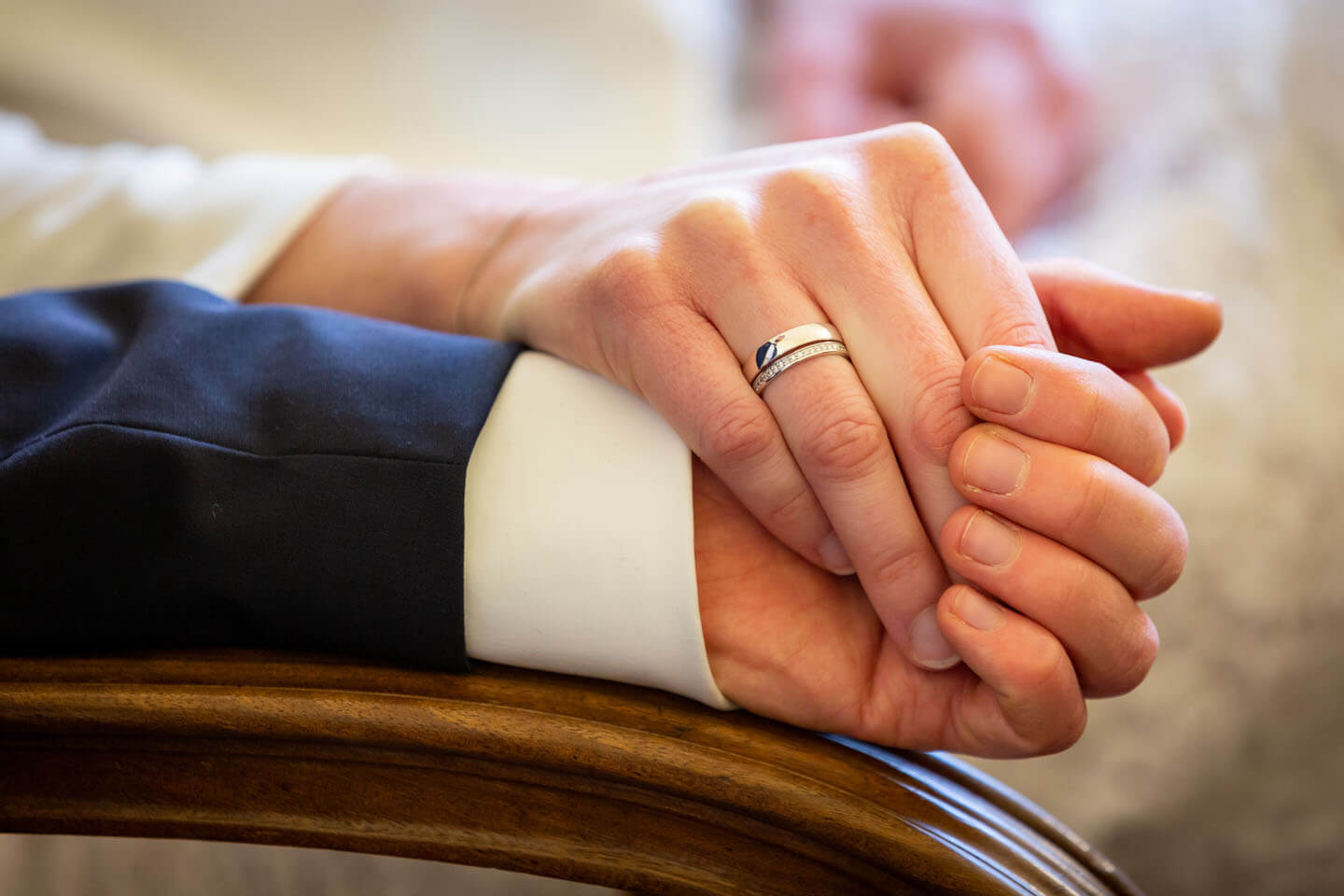 Hochzeitspaar hält sich die Hände nach dem Ringtausch