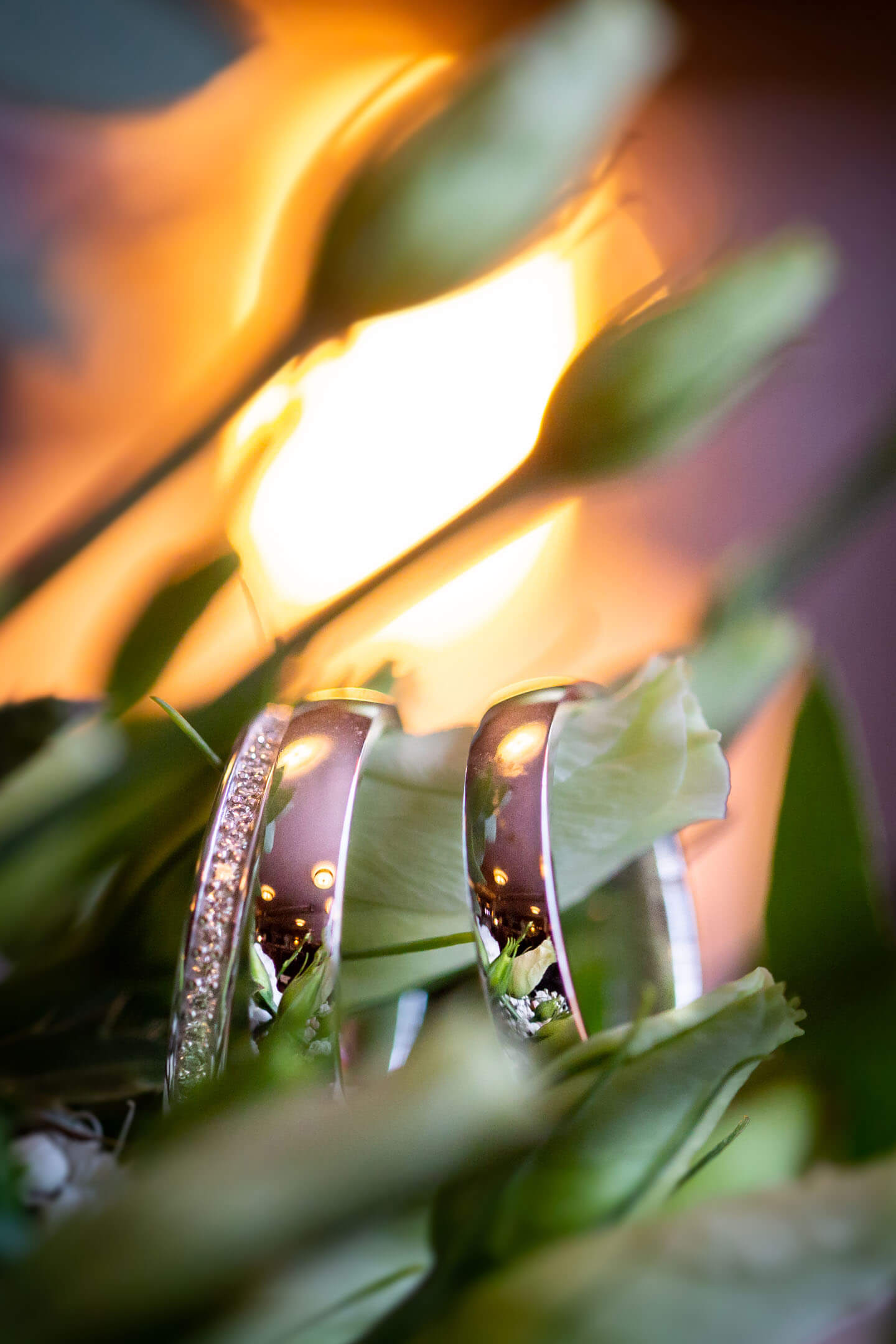 Trauringe vor Kerzenlicht