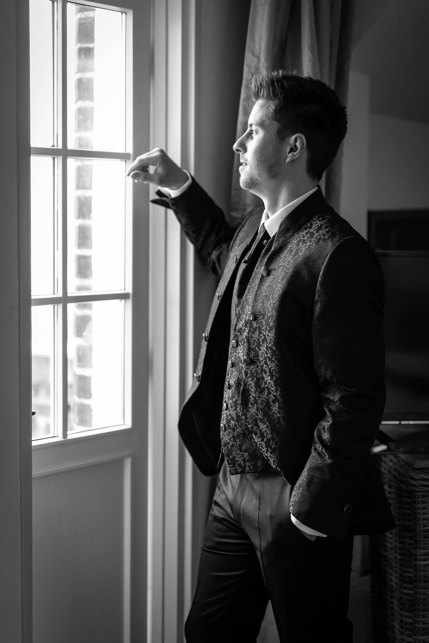 Bräutigam schaut aus dem Fenster