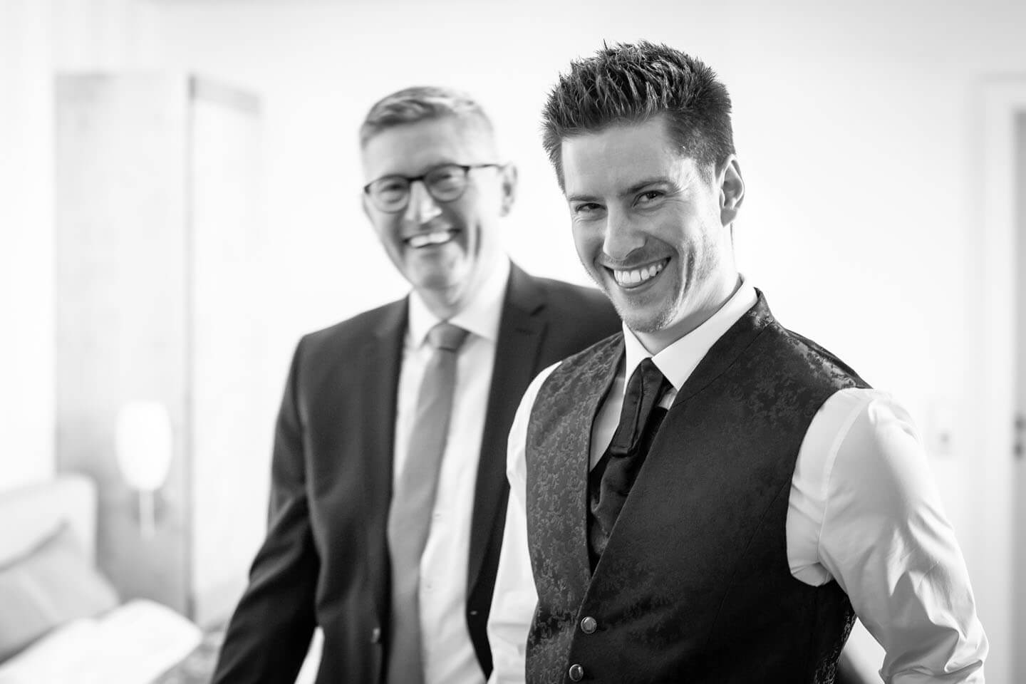 Bräutigam mit seinem Vater