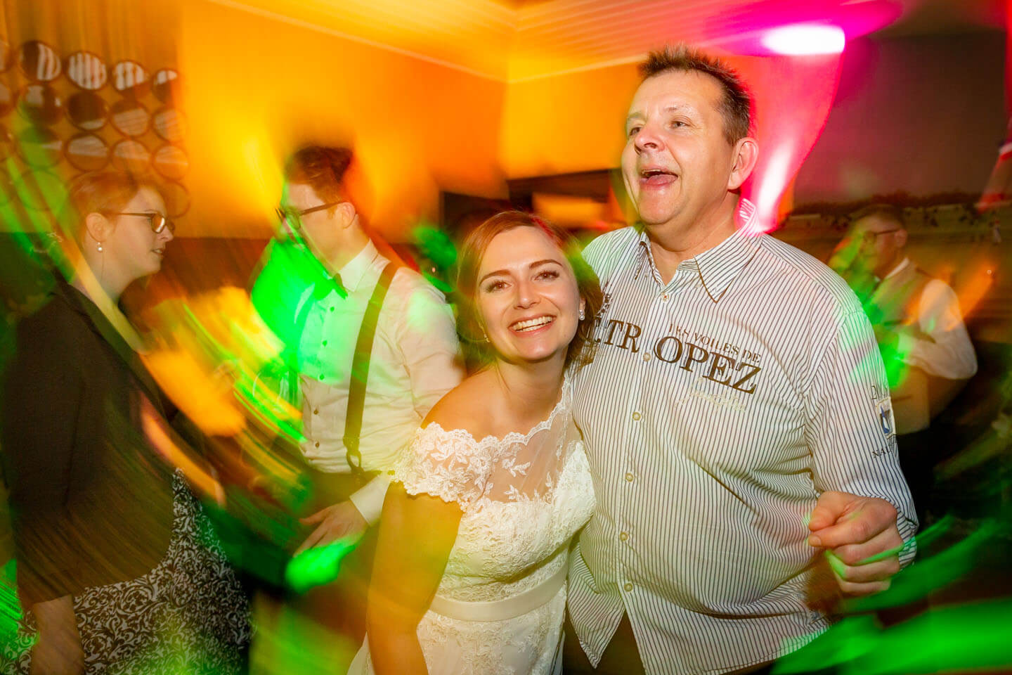 Braut mit Papa auf der Tanzfläche