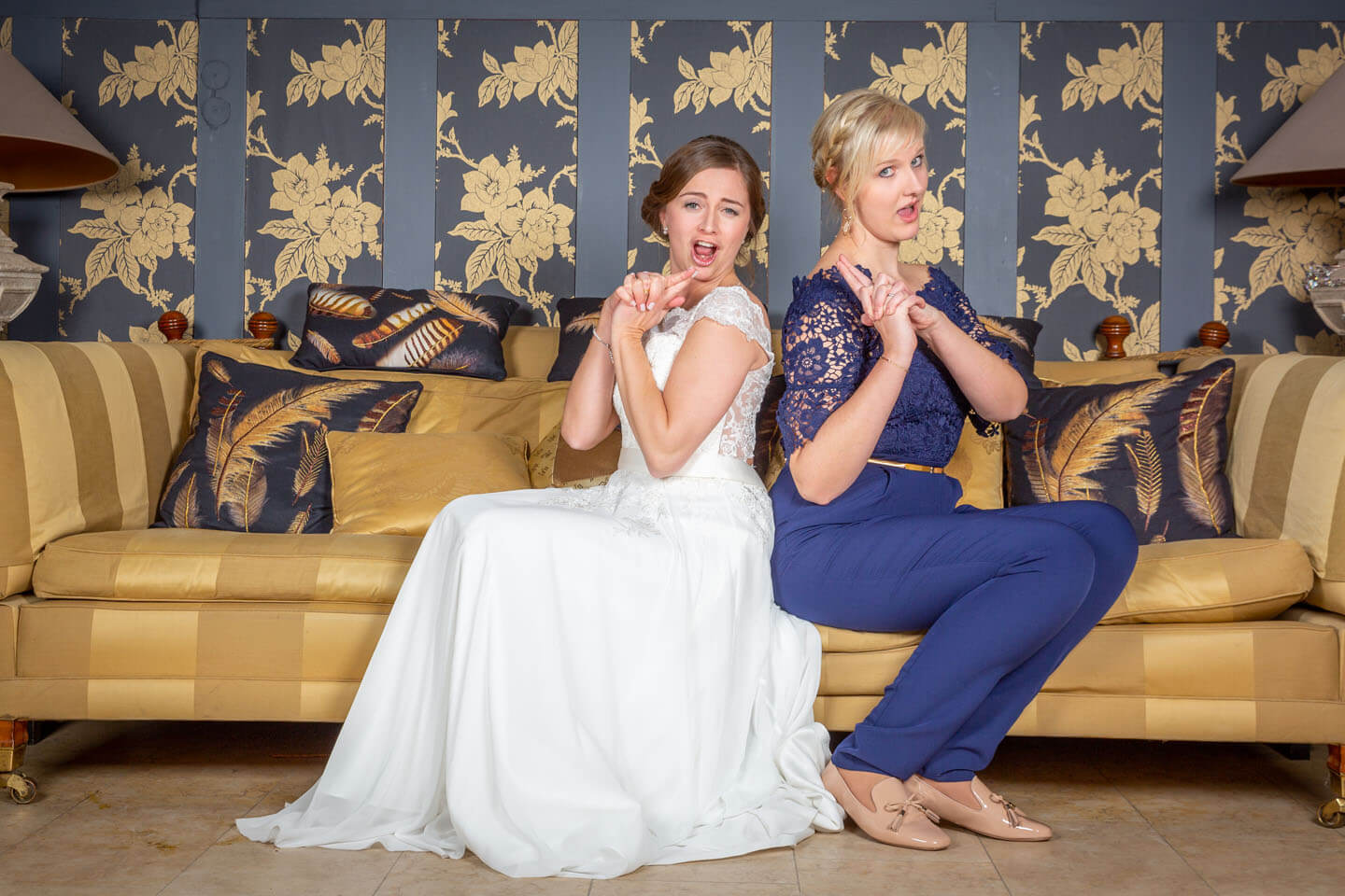 Braut mit Trauzeugin