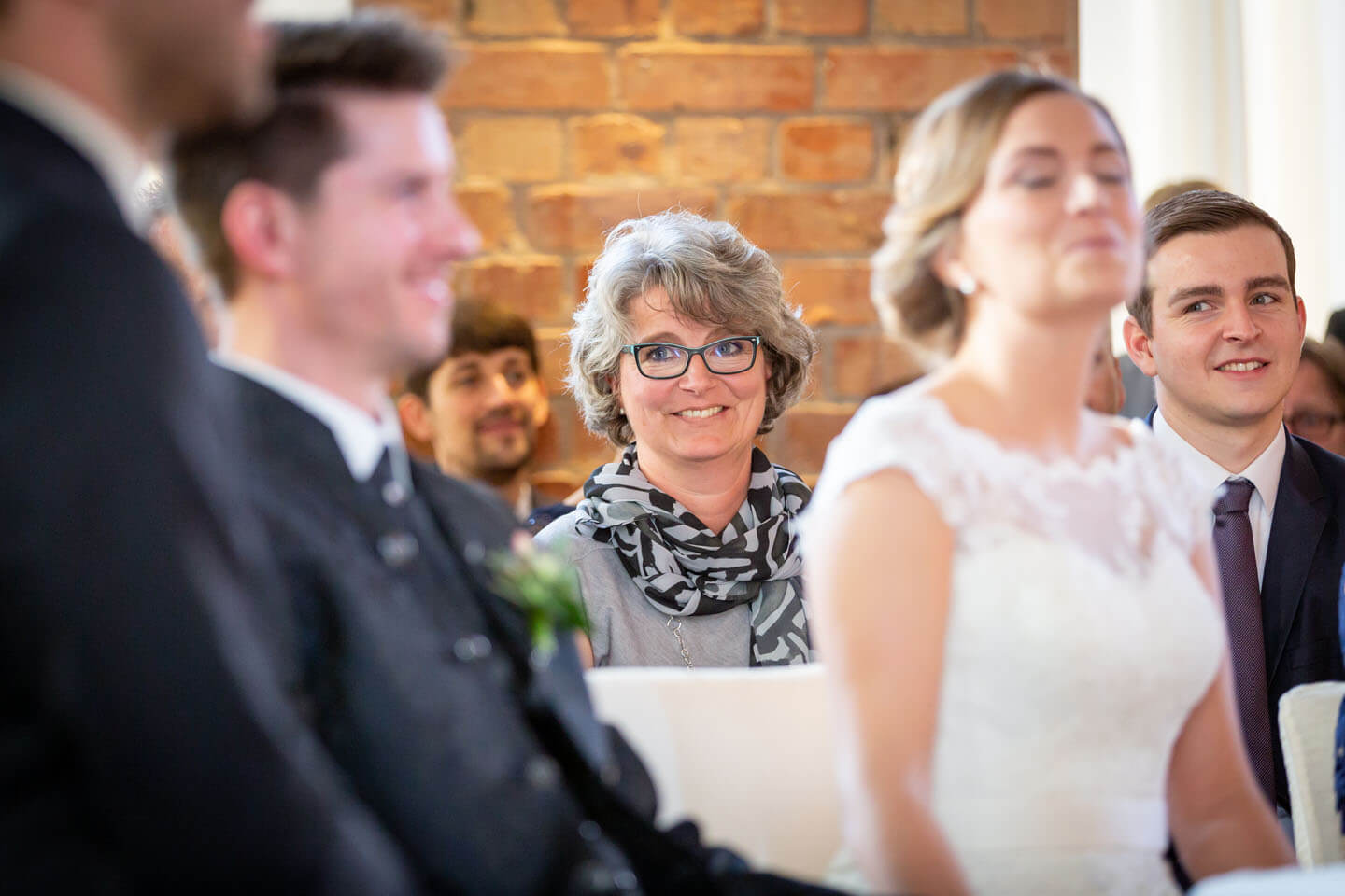 Brautmutter bei standesamtlichen Trauung im Wasserturm Lüneburg