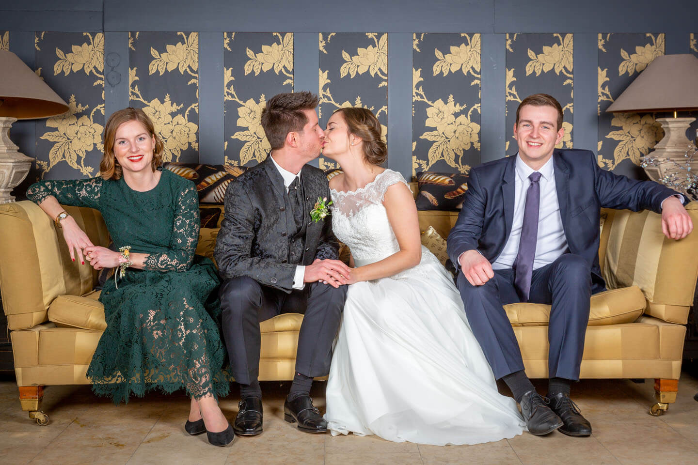 Gästefotos mal anders: Auf der Couch im Foyer.