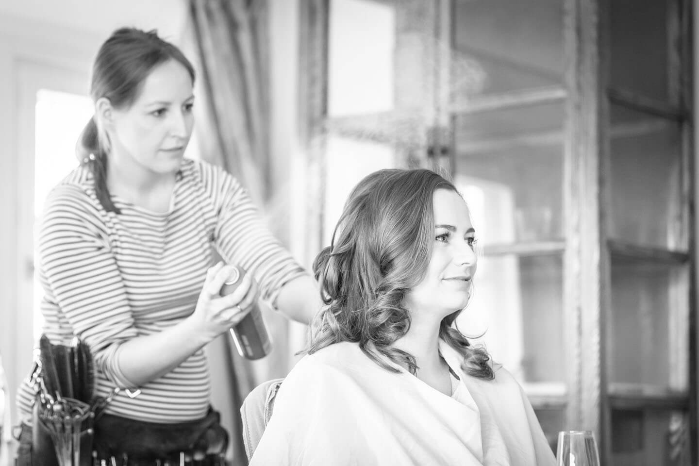 Visagistin Stefanie Schmalfeld bei der Arbeit