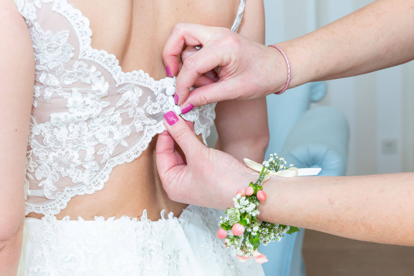 Hochzeitskleid zuknöpfen