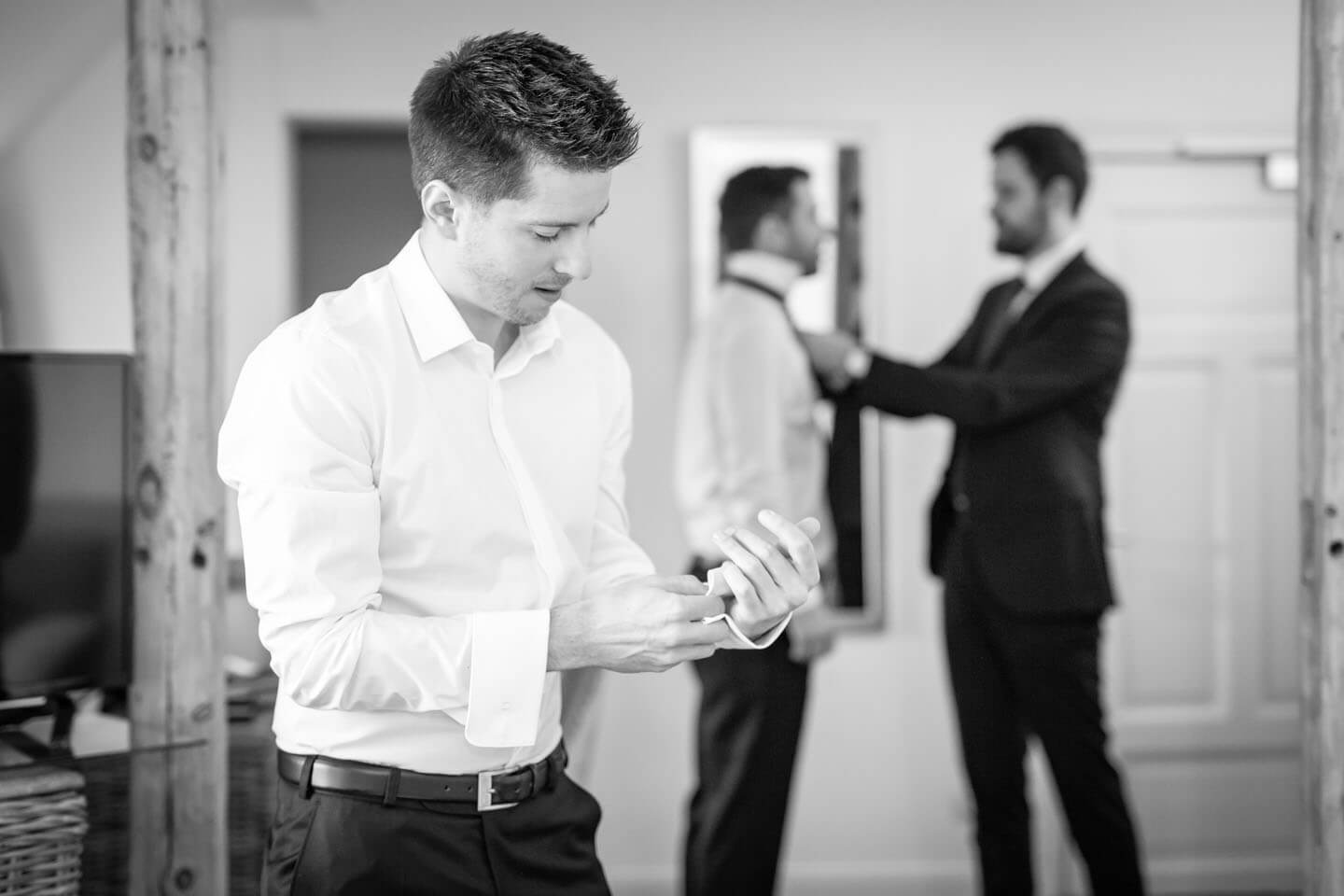 Bräutigam beim Getting Ready