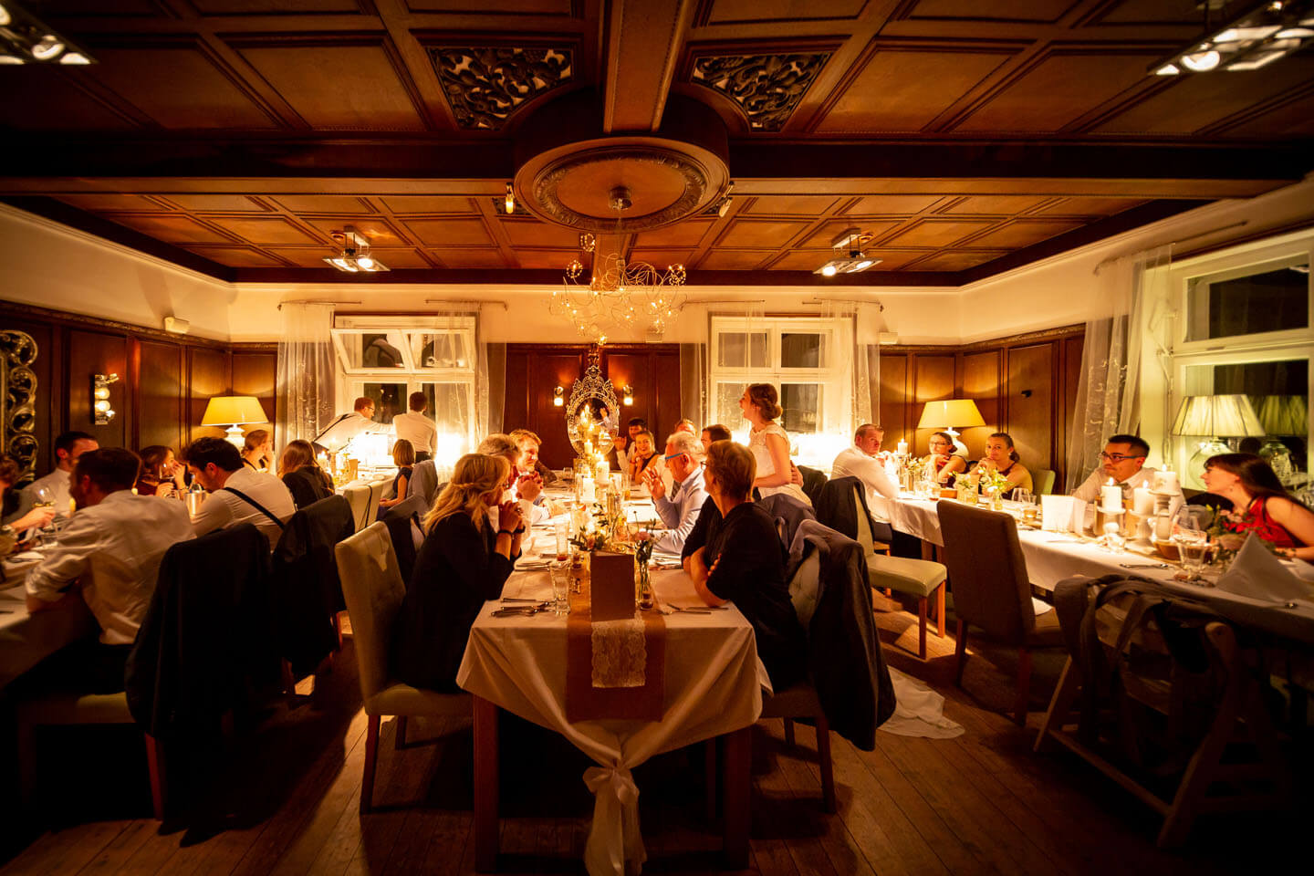 Hochzeitsgesellschaft beim Dinner