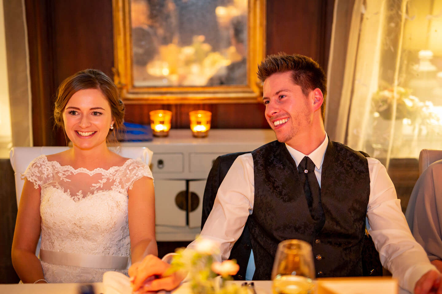 Brautpaar bei Kerzenlicht in der Location