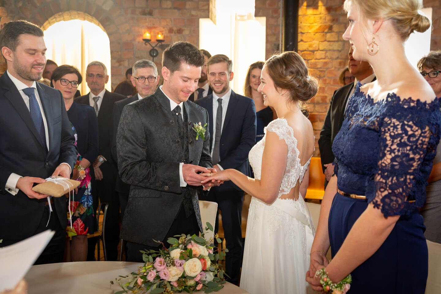 Hochzeitsfotograf Florian Läufer hat hier den Ringtausch im Wasserturm Lüneburg festgehalten