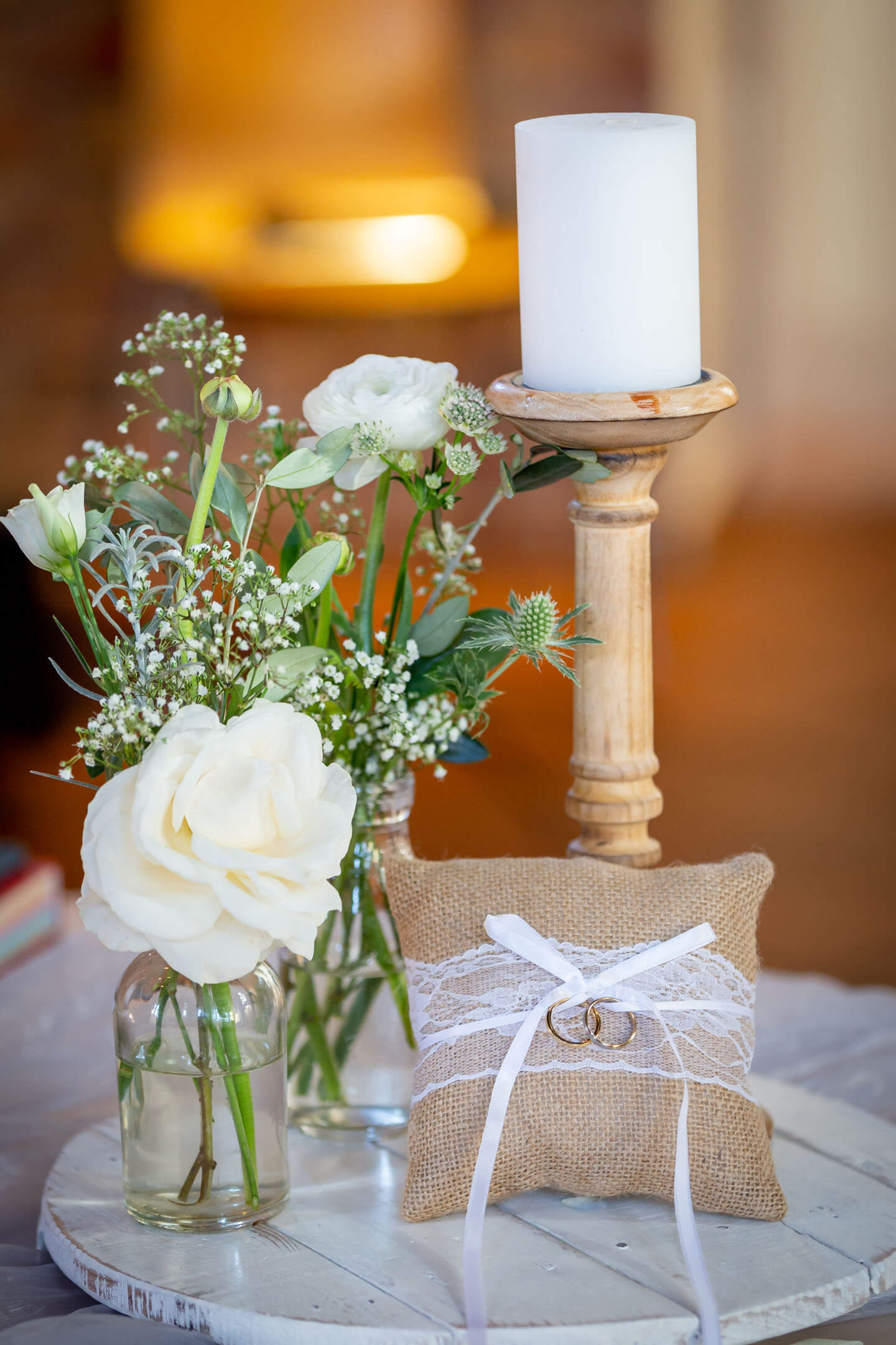 Setup der Trauringe mit weißen Rosen
