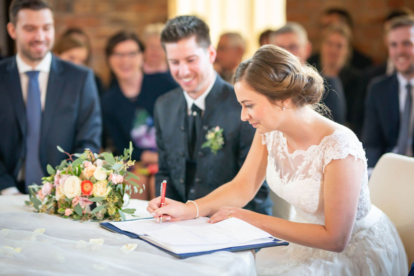 Braut unterschreibt Trauurkunde bei Hochzeit im Wasserturm Lüneburg