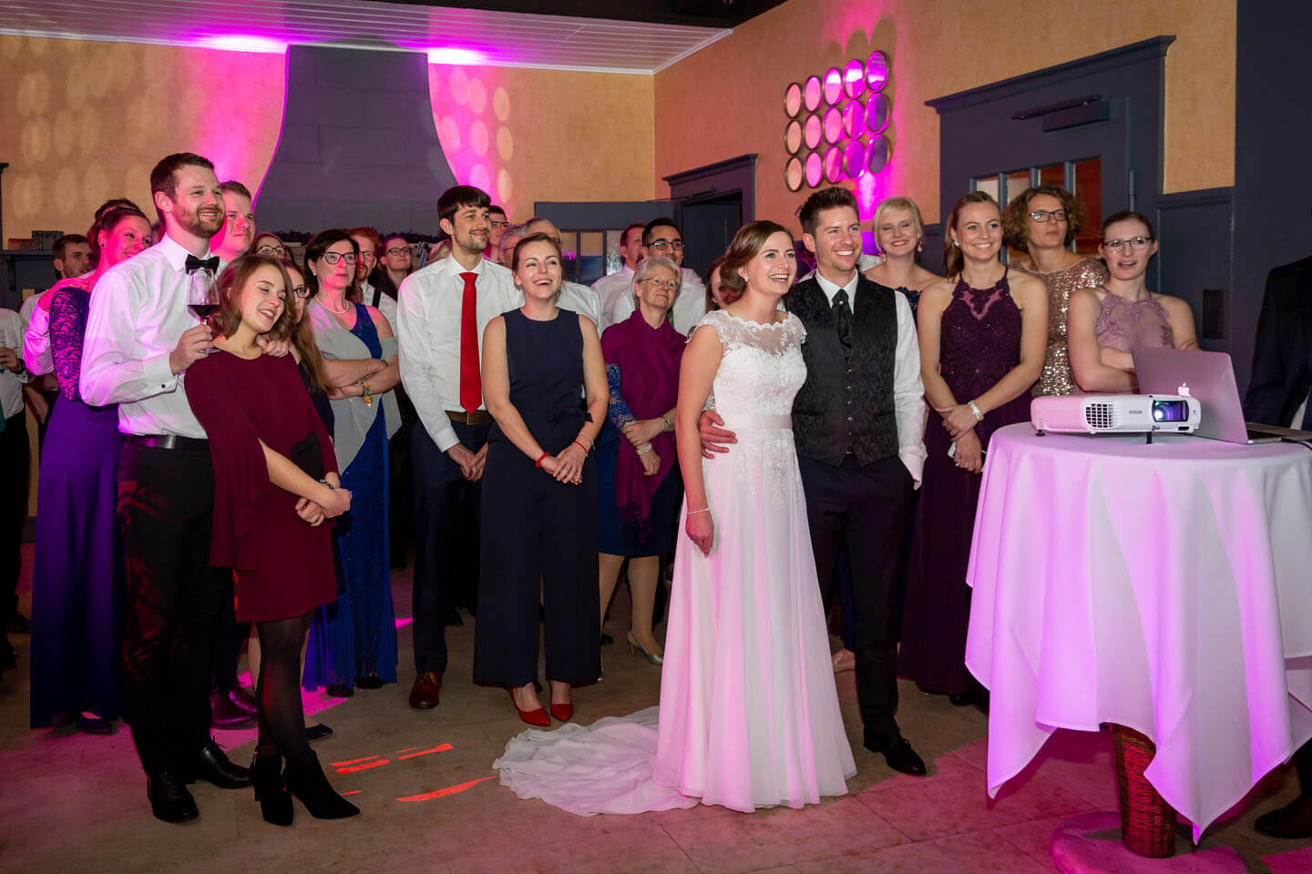 Videovorführung während einer Hochzeitsfeier