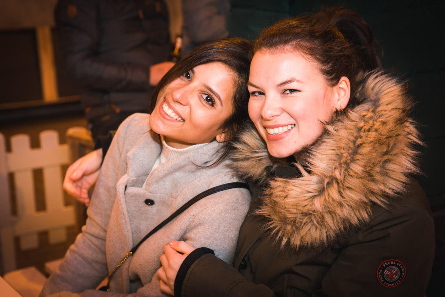 Besucherinnen beim Come Together am Abend