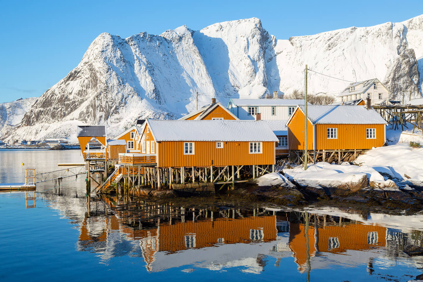 Gelbe Rorbuer auf der kleinen Insel Sakrisoy