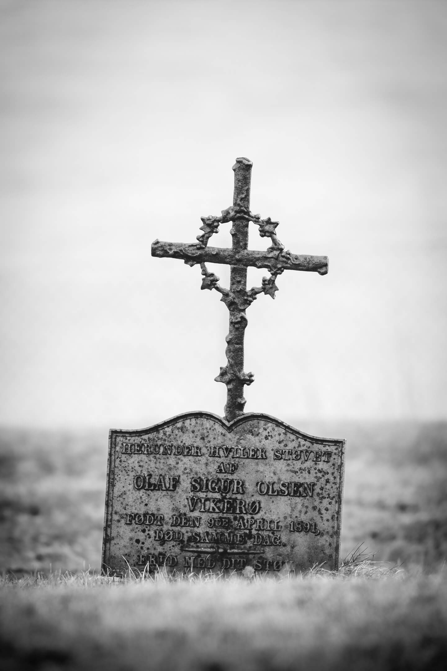 Grab vor der Strandkirche Gimsøy