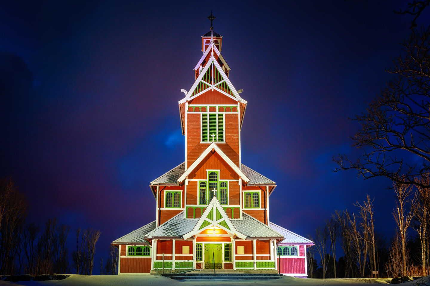 Lofoten fotografieren im Winter: Die Kirche in Gravdal während der blauen Stunde