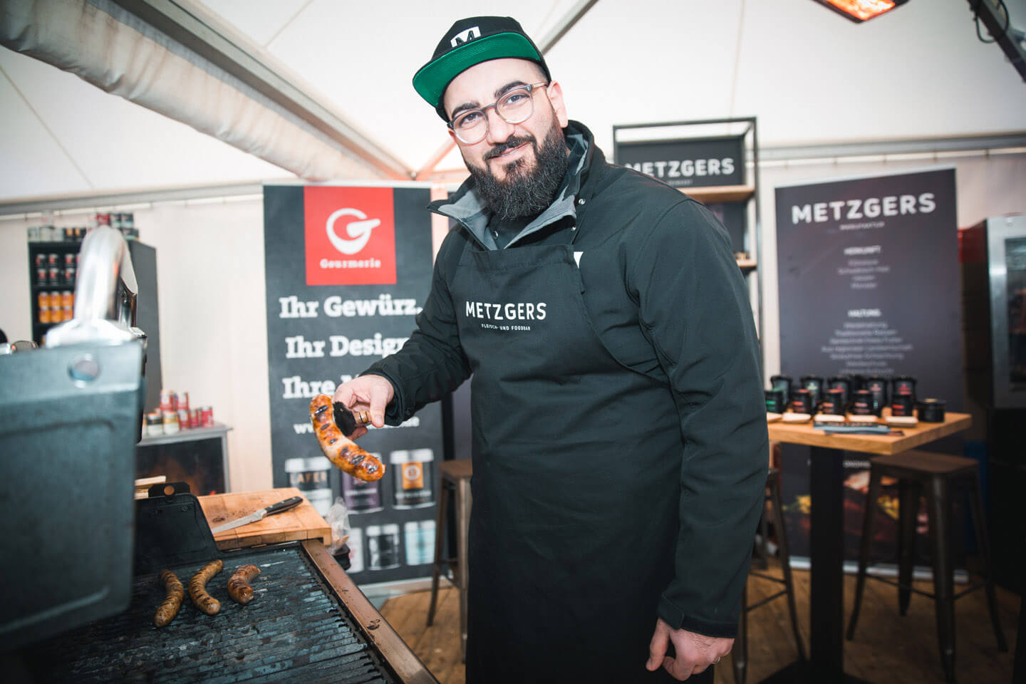 Metzgers Cheffe beim Grillen